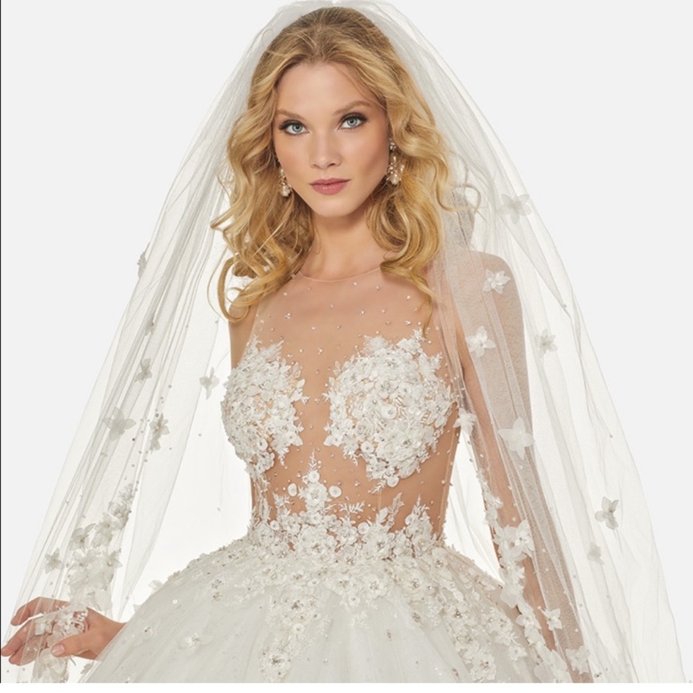 Elegant White Floral Wedding Dress with Veil